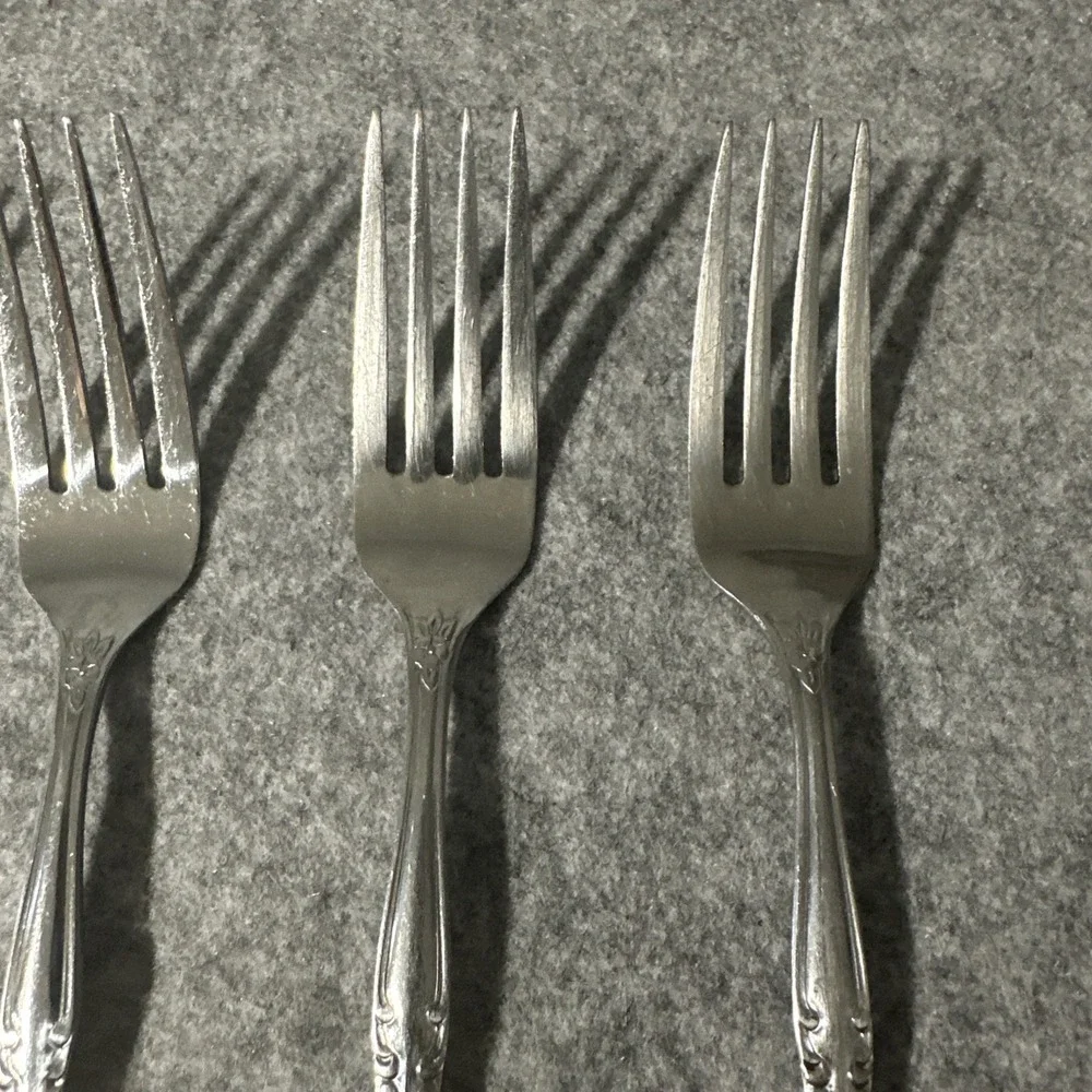 4 International Stainless VERONA Pattern Forks ‎ 7449